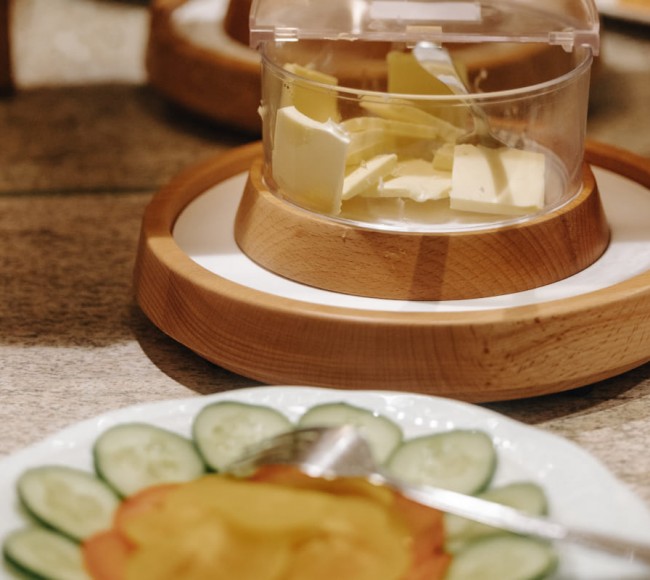 Gemüse und Käse am Frühstücksbuffet im 3 Sterne Hotel Garni Tannenhof
