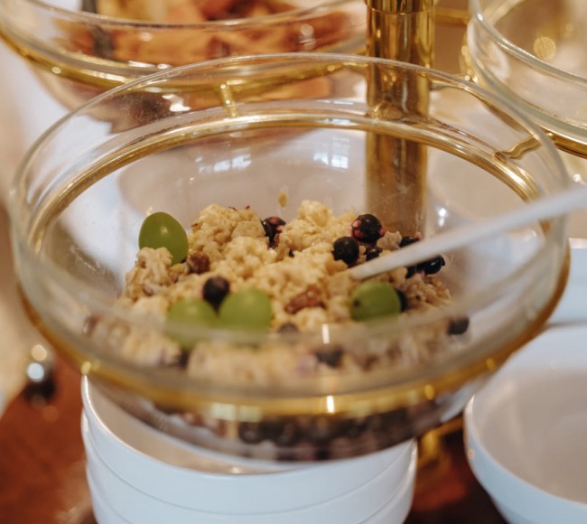Frisches Müsli am Frühstücksbuffet