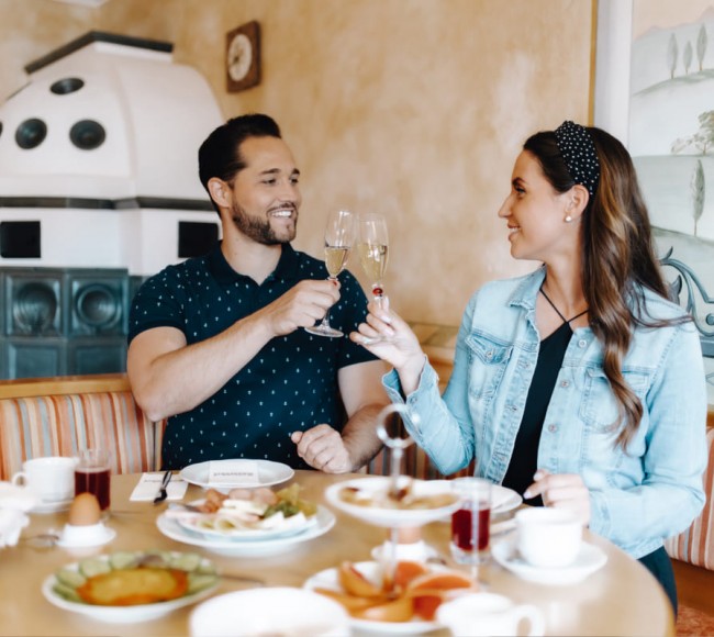 Paar beim Frühstücken im Hotel Garni Tannenhof in Flachau