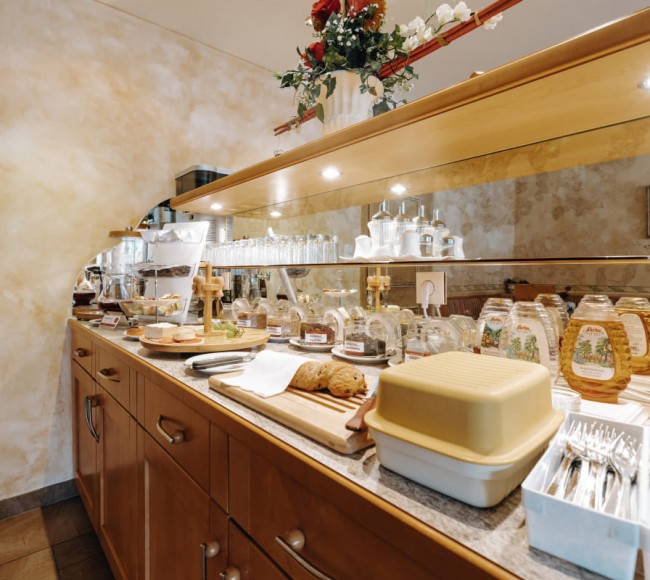 Buffet im Frühstücksraum im Hotel Garni Tannenhof