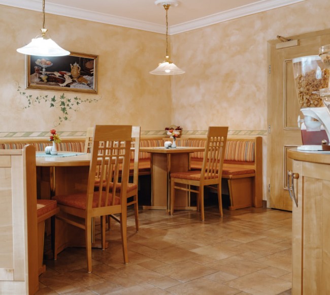 Gemütlicher Frühstücksraum im 3 Sterne Hotel Garni Tannenhof