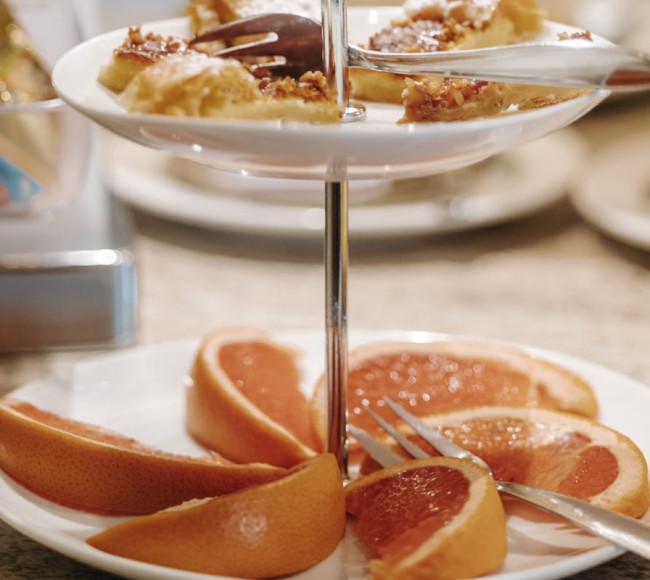 Viele verschiedene Produkte beim Frühstück in Flachau, Salzburger Land 
