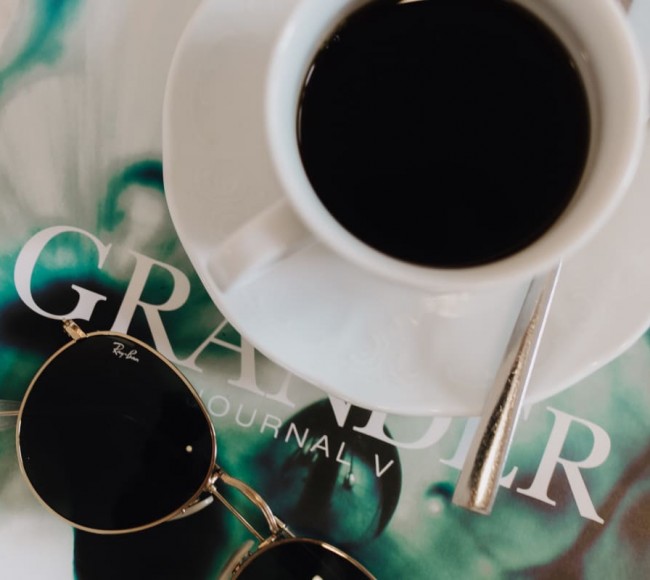 Magazin mit Kaffee und Sonnenbrille 