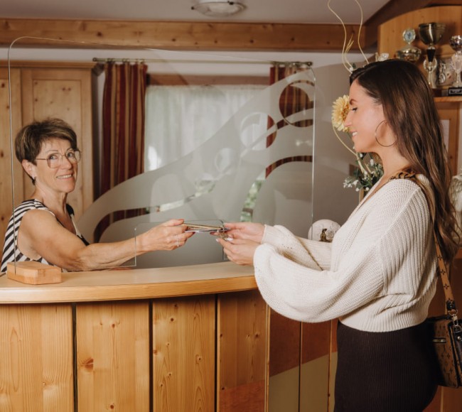 Chefin mit Urlauberin beim Check In im Tannenhof in Flachau