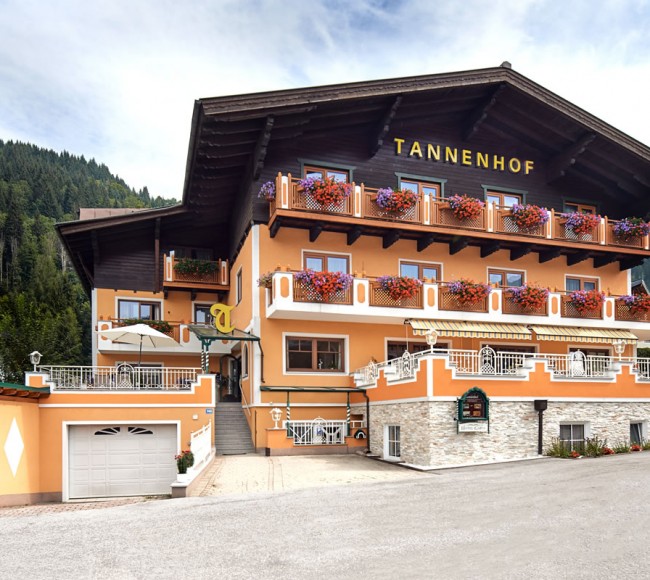Urlaub im 3 Sterne Hotel Garni Tannenhof mitten in Flachau im Salzburger Land