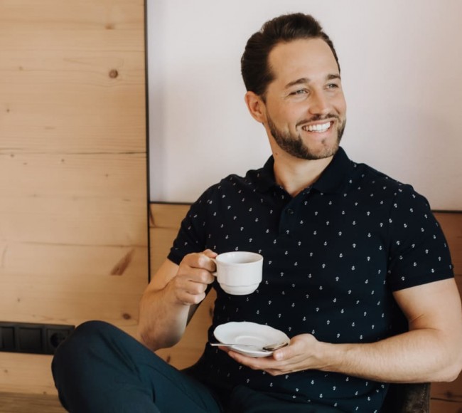 Urlaubsgast beim Kaffee trinken im Tannenhof 