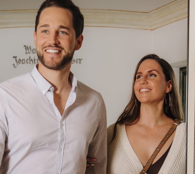 Paar beim Einchecken im Hotel Garni Tannenhof in Flachau