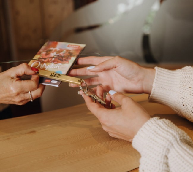Empfang an der Rezeption im Hotel Garni Tannenhof in Flachau
