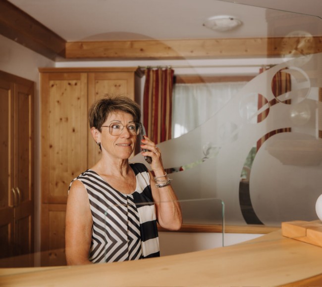 Chefin beim Telefonieren mit Urlaubsgästen im Tannenhof 