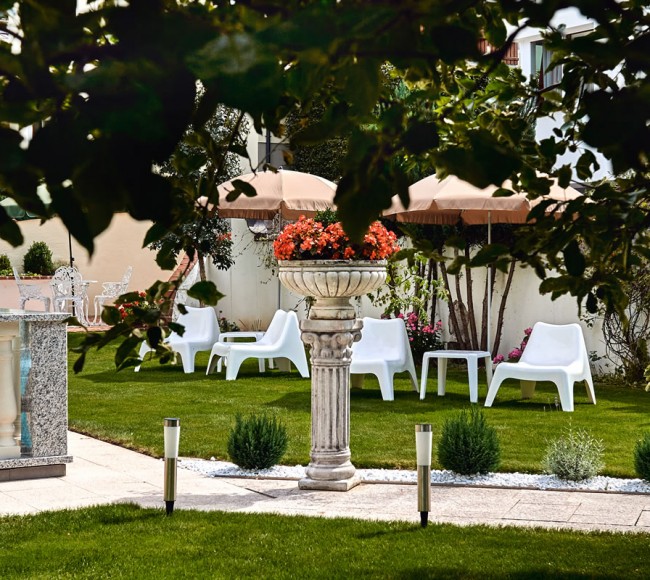 Liebevoll dekorierter Garten zum Sonnenbaden und Grillen 