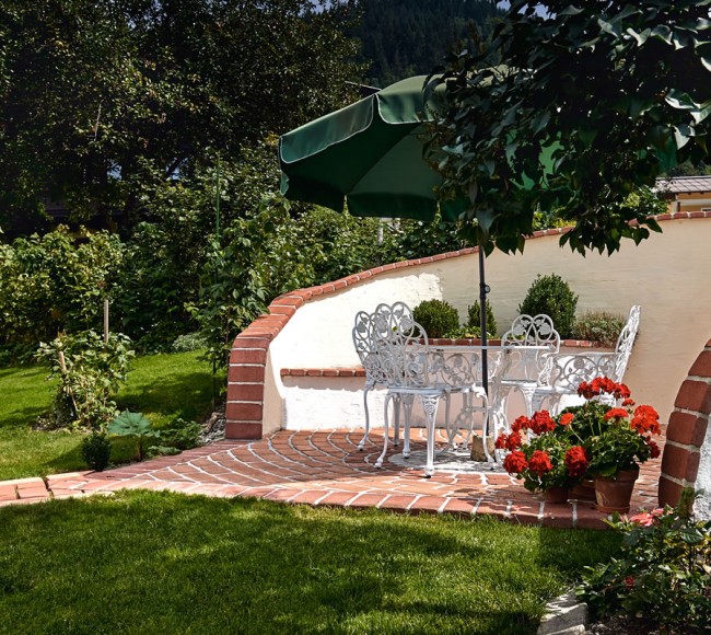 Unsere schöne Sitzecke im Grünen mit Blick auf die Berge
