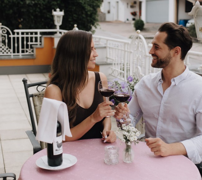 Paar beim Wein trinken auf unserer gemütlichen Terrasse