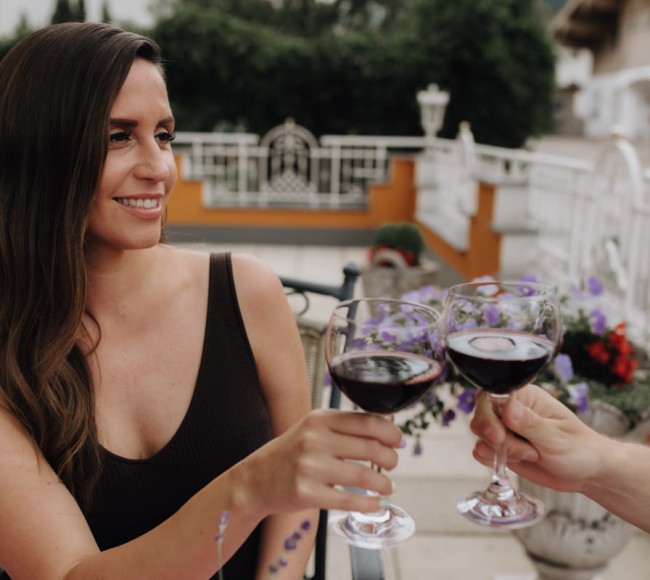 Frau beim Wein trinken im Hotel Garni Tannenhof 