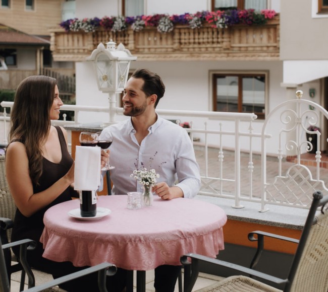 Anstoßen und den Urlaub im Tannenhof genießen