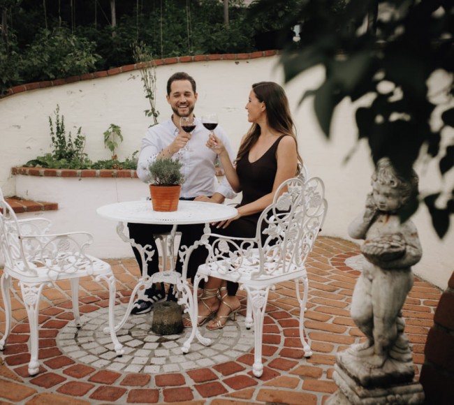Paar beim Wein trinken in unserem Garten