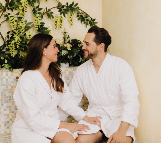 Paar beim Wellnessen im Hotel Garni Tannenhof in Flachau