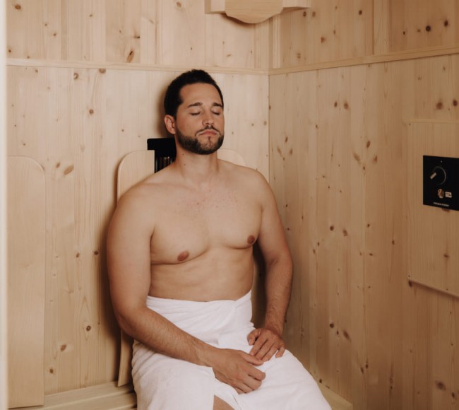 Mann im Wellnessbereich im 3 Sterne Hotel in Flachau 