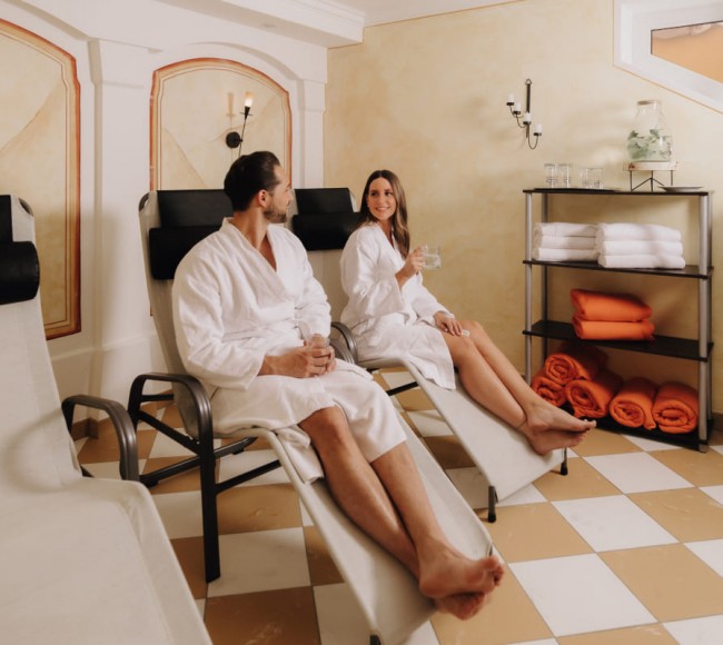 Paar im Ruhebereich mit Tee- und Wasserstation