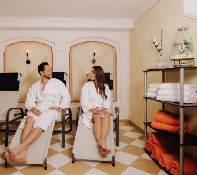 Ruheraum mit gemütlichen Liegen im Wellnessbereich