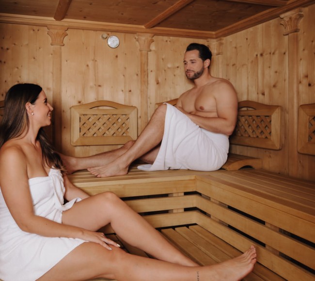 Paar im Saunabereich vom Tannenhof 