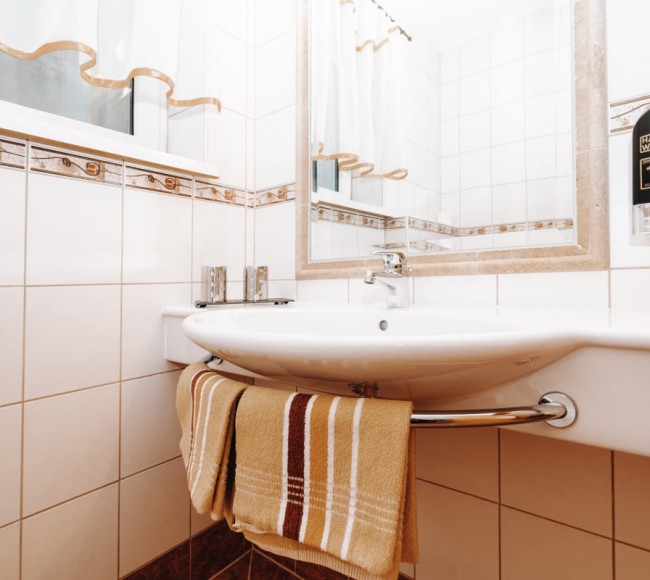 Badezimmer mit Handtücher im Hotel Tannenhof 