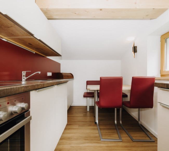 Küche mit Essecke im Appartementurlaub in Flachau