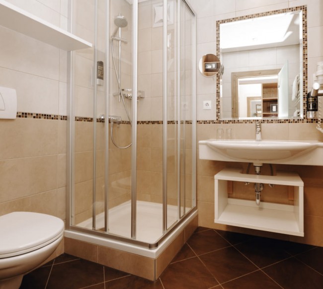 Bad mit Dusche und WC 