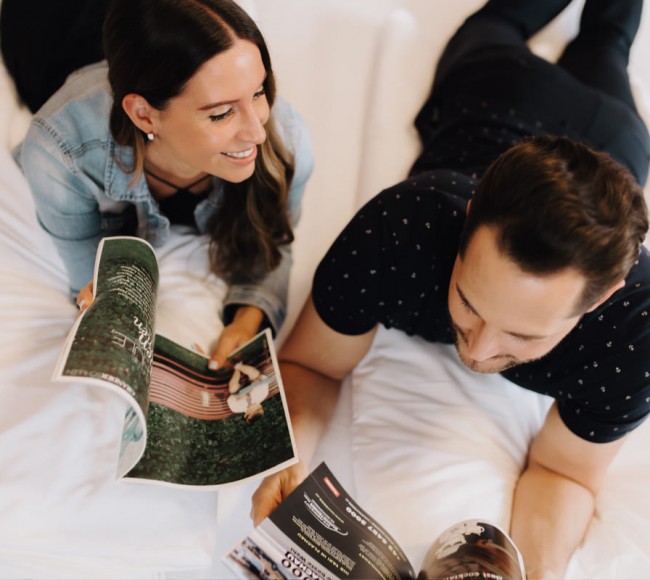 Paar beim Magazin lesen im Doppelzimmer im Hotel Tannenhof