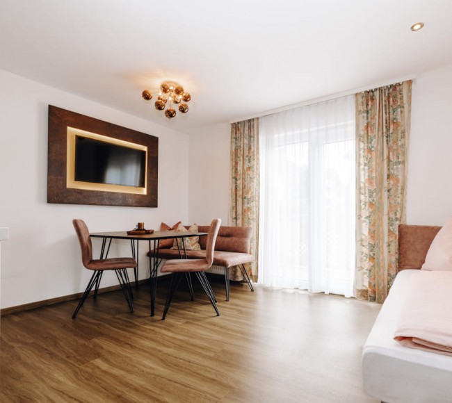 Essbereich und Sofa im Appartement des Hotel Tannenhof in Flachau 