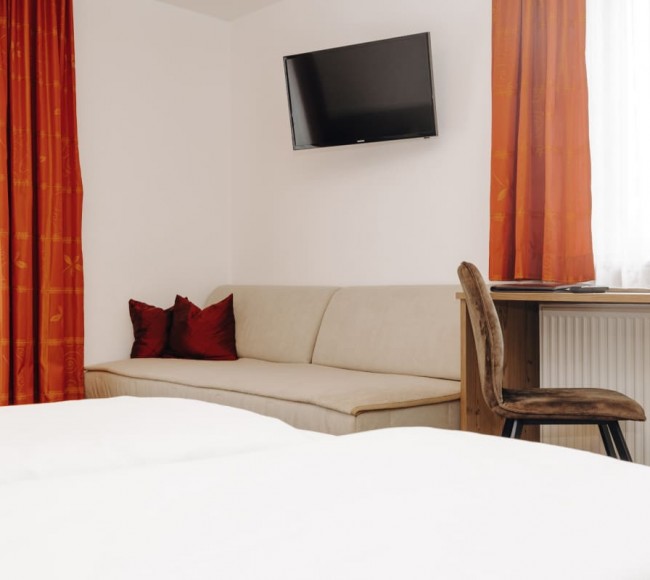 Zimmer mit TV im Hotel Garni Tannenhof