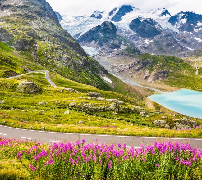 Kurvenreiche Passstraßen in den Alpen