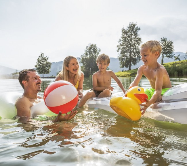Schwimmen im Badesee mit der Familie © Flachau Tourismus