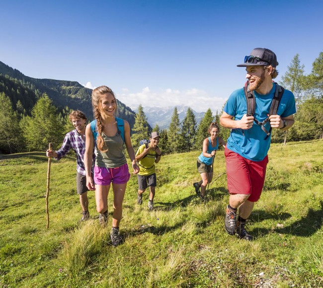 Wandern mit Freunden im Salzburger Land © Flachau Tourismus