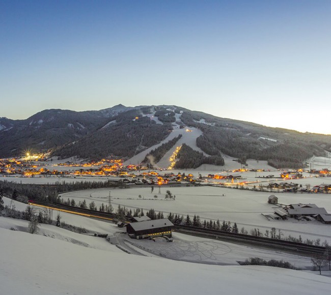 Ortsansicht von Flachau bei Dämmerung © Flachau Tourismus