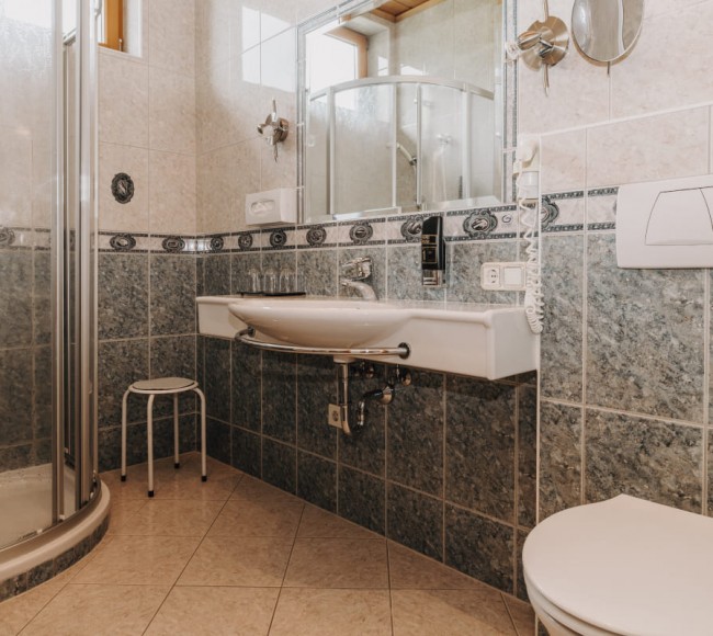 Badezimmer mit Dusche und WC im Appartement Typ A