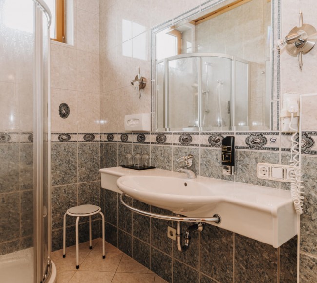 Badezimmer mit großem Waschbecken im Appartement Typ A im Tannenhof