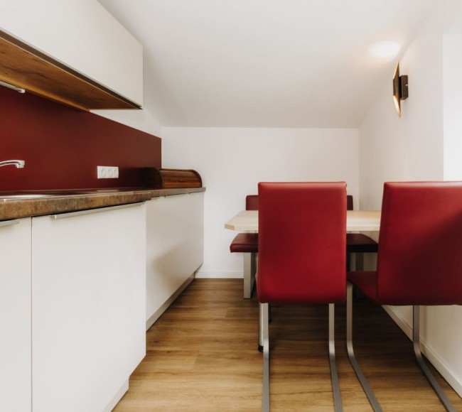 Moderne Küche mit viel Stauraum im Appartementurlaub in Flachau