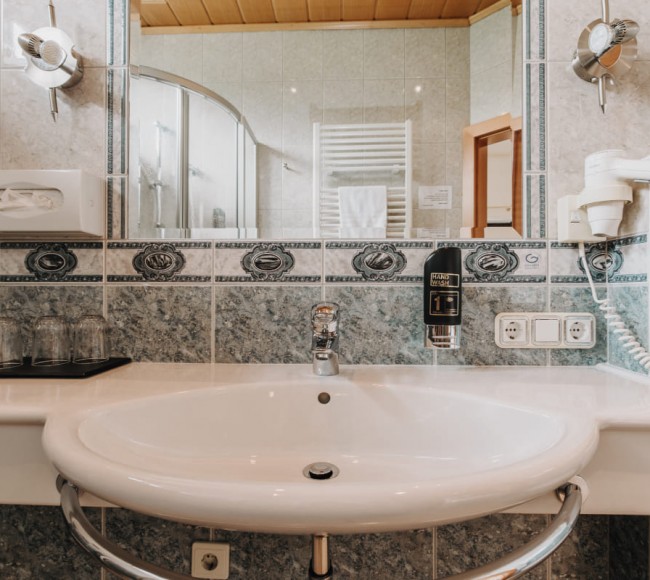 Waschbecken mit Spiegel im Appartement im Tannenhof