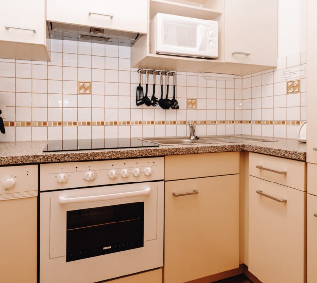 Küche mit viel Stauraum im Appartement Typ B