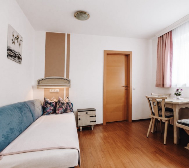 Geräumige Zimmer im Appartement Typ B im Hotel Tannenhof