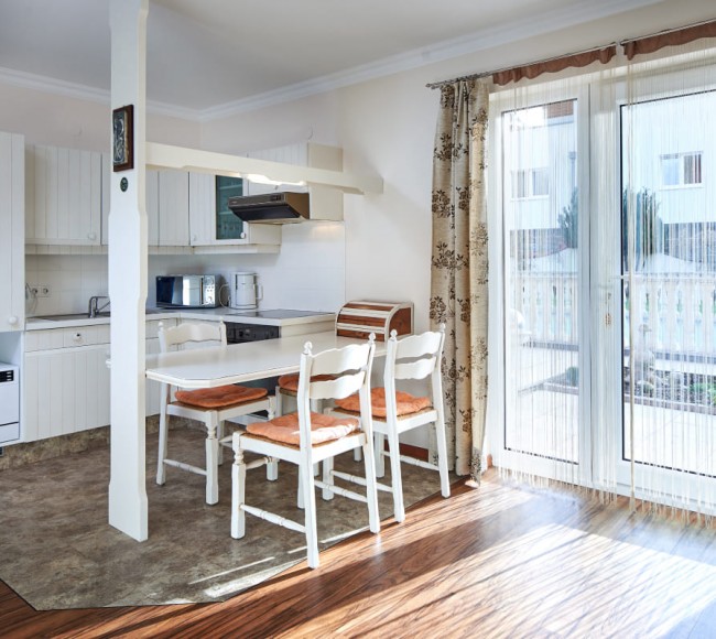 Küche mit Essbereich im Appartement Typ C im Tannenhof