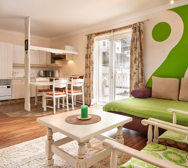 Couch mit Blick in die Küche 