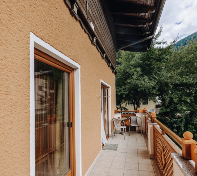 Großer Balkon mit Blick ins Grüne 