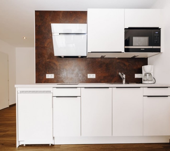 Moderne Küche mit viel Stauraum im Appartement im Tannenhof