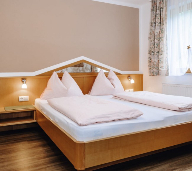 Gemütliche Betten im Schlafzimmer im Appartement Typ D