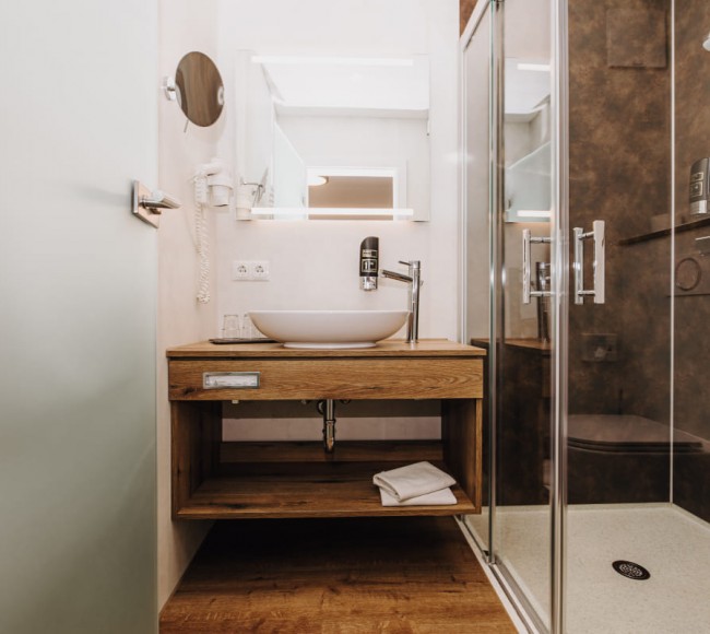 Moderne Badezimmer im Doppelzimmer in Flachau