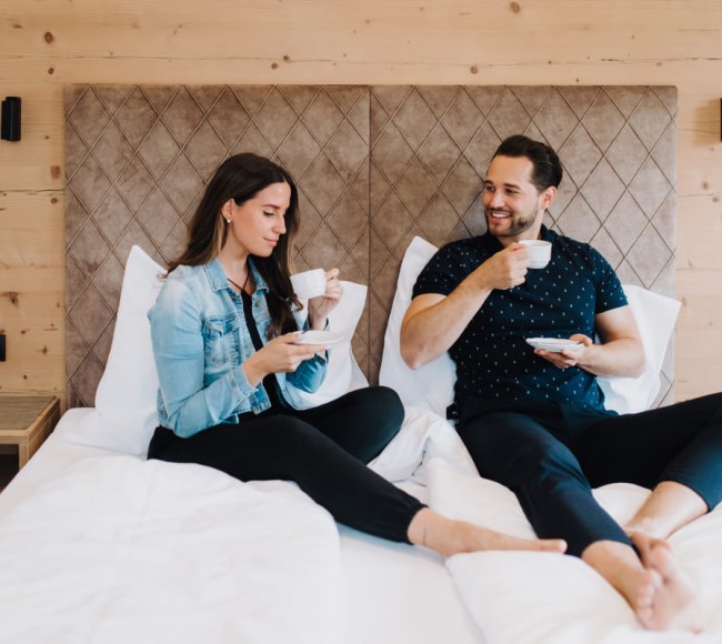 Paar beim Kaffee trinken im Doppelzimmer im Hotel Garni Tannenhof