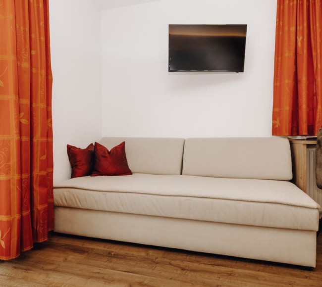 Ausziehbare Couch im Doppelzimmer im Hotel Garni Tannenhof