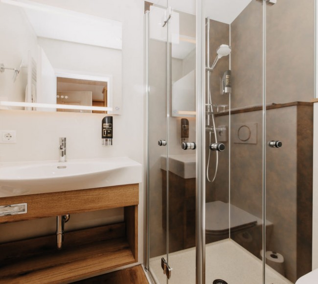 Moderne Badezimmer mit Dusche und WC im Hotel Garni Tannenhof in Flachau