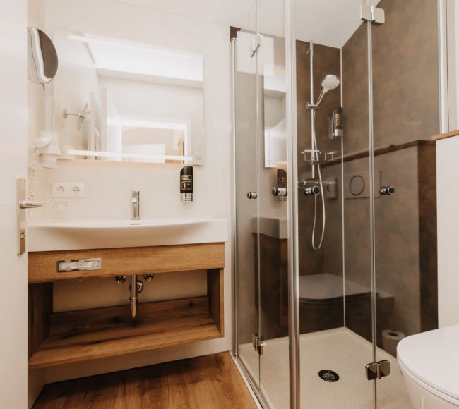 Modernes Badezimmer in den Zimmern im Hotel Garni Tannenhof in Flachau